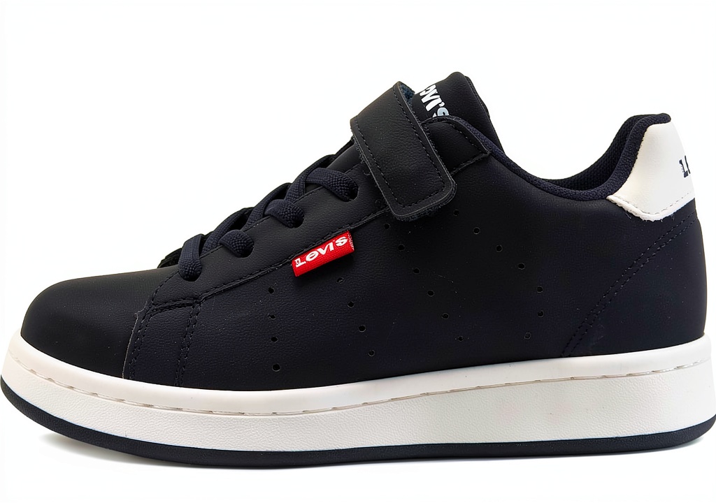 Baskets Levi's pour enfants en action sur un terrain de jeu