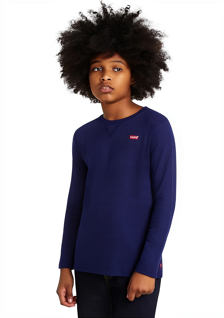Garçon portant le t-shirt Levi's Kids en plein air